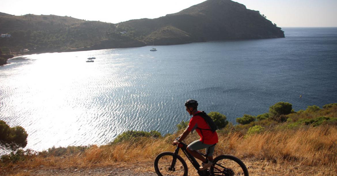Pedaleando en bicicleta eléctrica por el Cap de Creus, entre el mar y la tramuntana